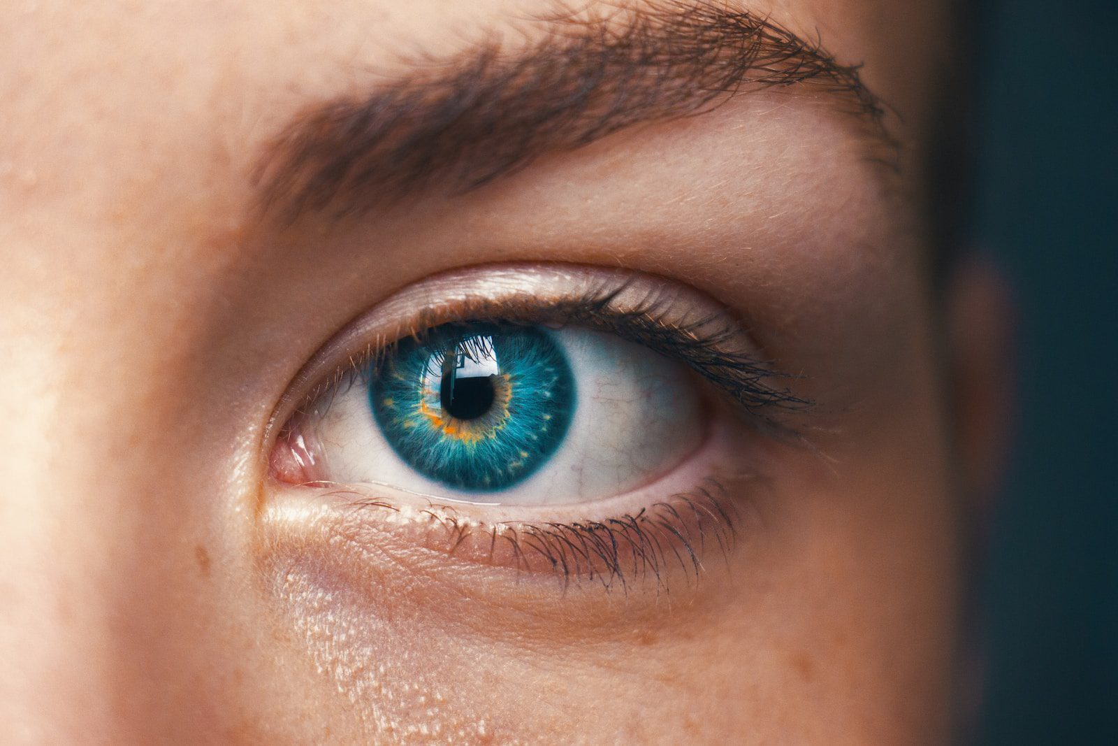 selective focus of blue-eyed contacts