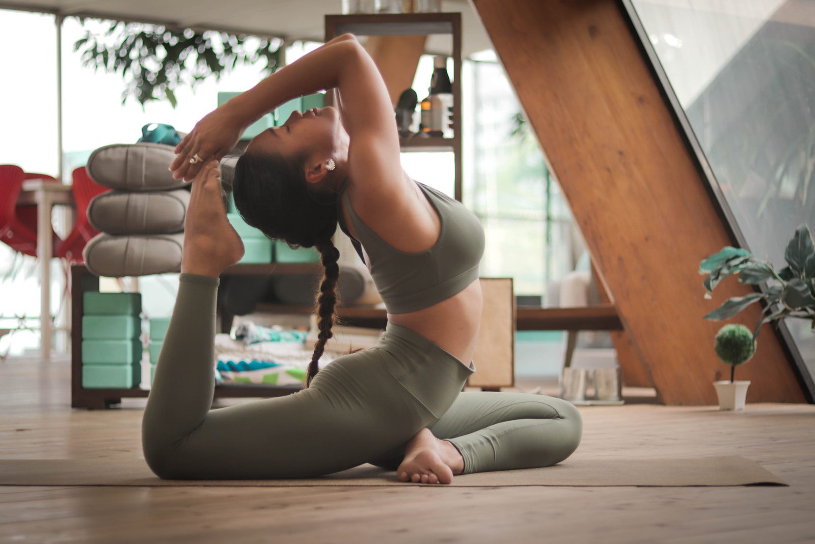 woman wearing alo yoga