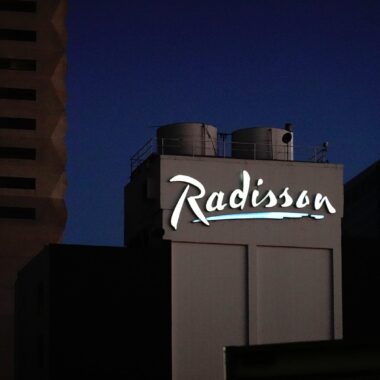 A sign that says radisson on it