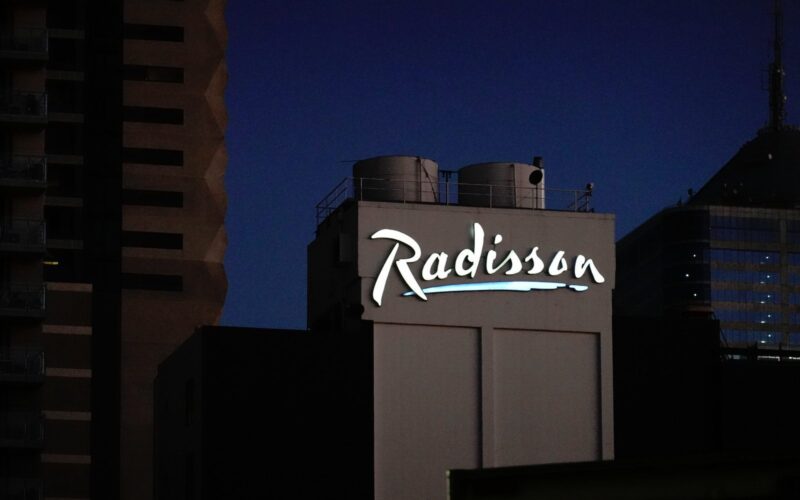 A sign that says radisson on it